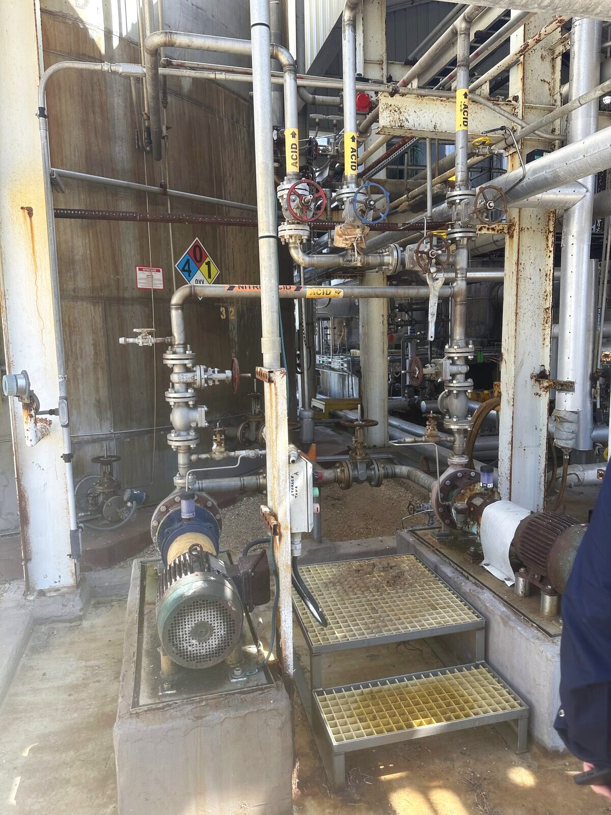 High-capacity fuel transfer pump and tank system