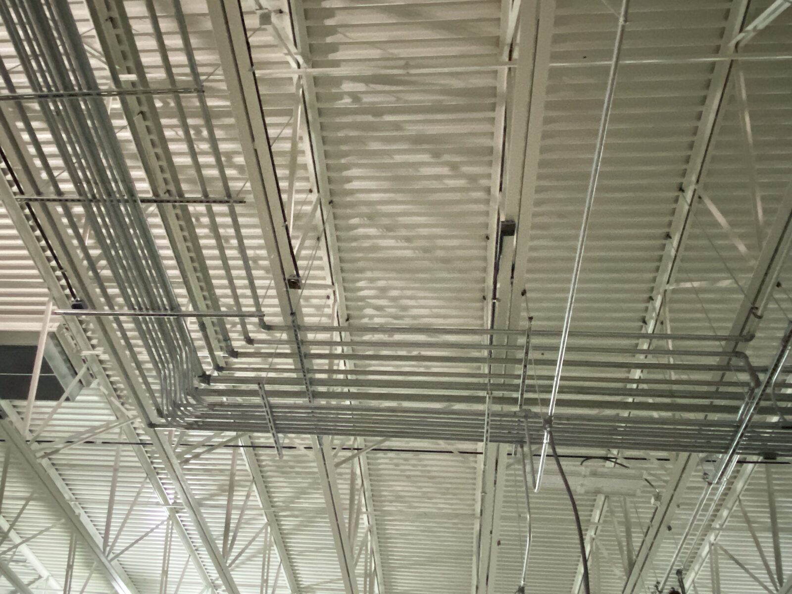 Overhead stainless piping grid for the wash system
