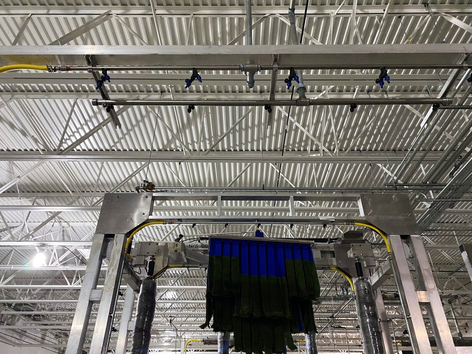 Overhead stainless wash system piping installation